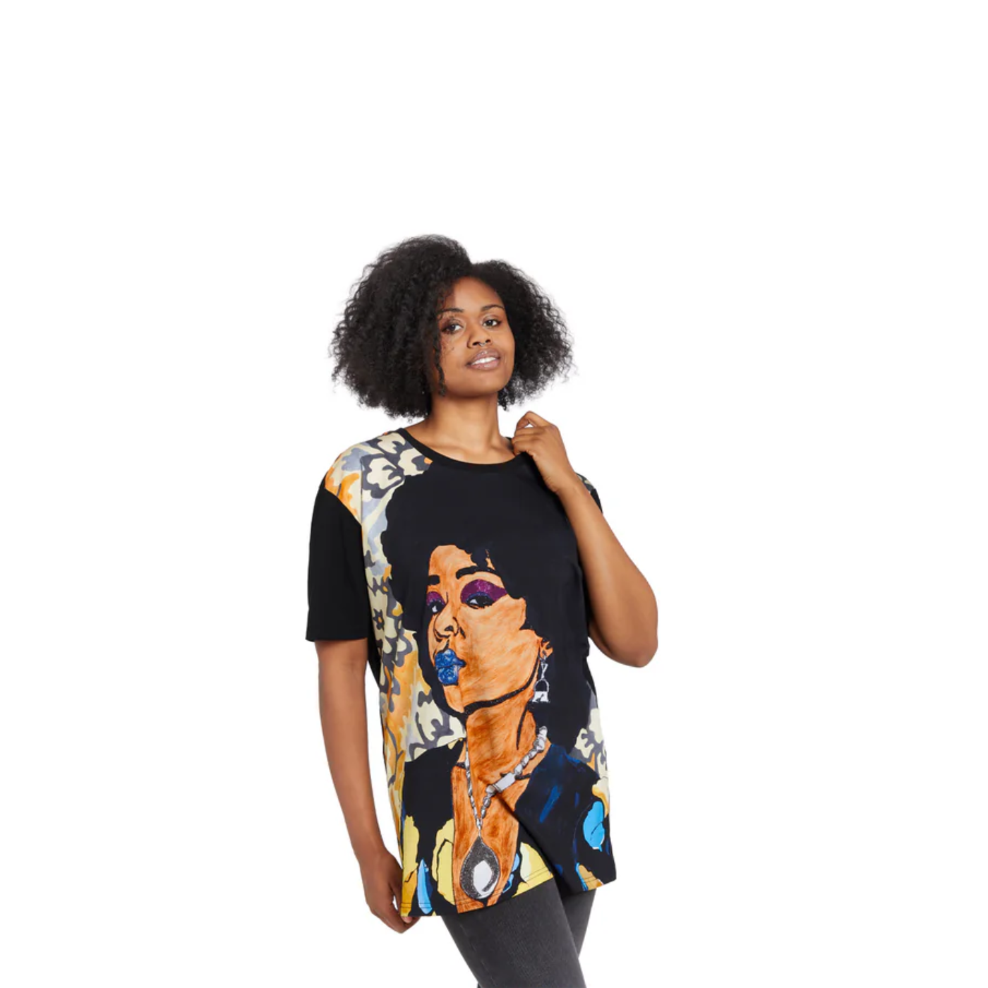 A person wearing the Très Belle Négresse T-shirt.